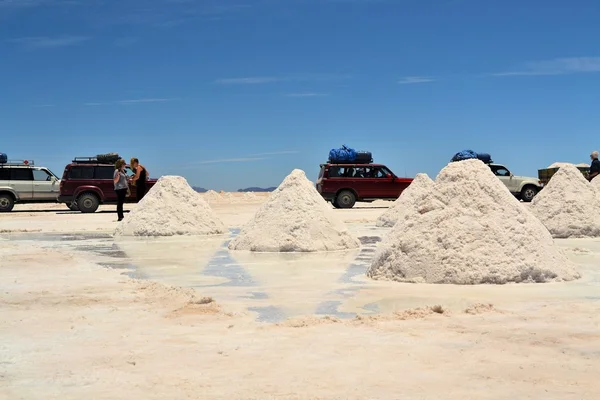 Tourist Jeeps in Bolivian Salt Desert Uyuni — 图库照片