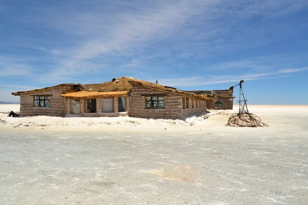 Hotel made of salt bricks in Bolivian Salar Uyuni — Stock Photo, Image