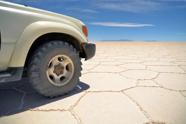 Jeep touristique dans le désert salé bolivien Uyuni — Photo