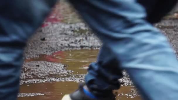 Yağmur Altında Birikintileriyle Yürüyen Insanların Bacak Görüntüleri — Stok video