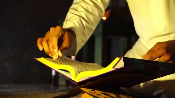 Aufnahmen Des Muslimischen Mannes Weißer Kleidung Beim Lesen Des Korans — Stockvideo