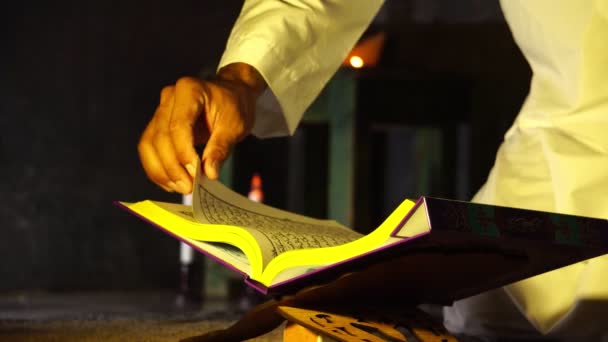 Aufnahmen Des Muslimischen Mannes Weißer Kleidung Beim Lesen Des Korans — Stockvideo