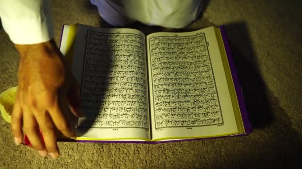 Nagranie Muzułmanina Białych Ubraniach Czytającego Książkę Koran — Wideo stockowe