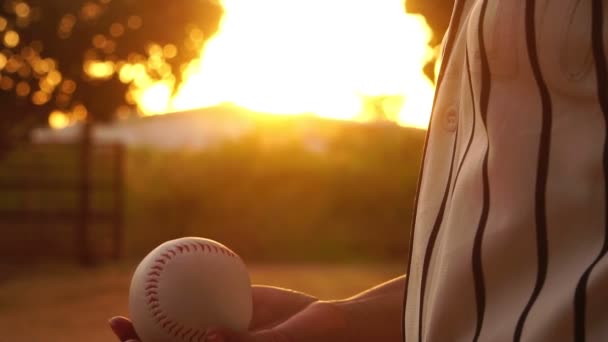 Filmagens Câmera Lenta Jogador Beisebol Com Bola Pôr Sol Indo — Vídeo de Stock