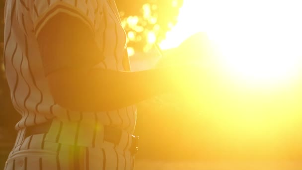 Замедленная Съемка Бейсболиста Перчаткой Мячом Закате Идущего Бросать Мяч — стоковое видео