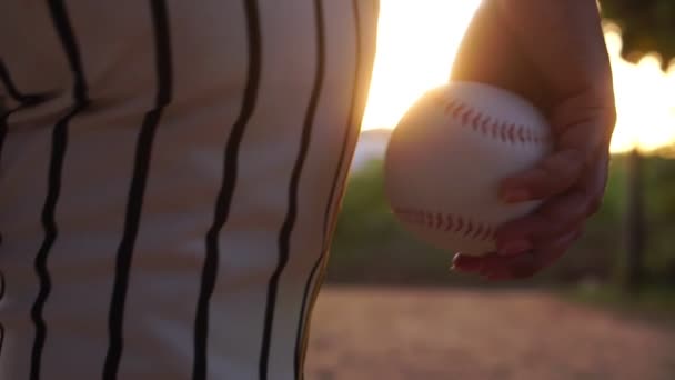 Filmagens Câmera Lenta Jogador Beisebol Com Bola Pôr Sol Indo — Vídeo de Stock