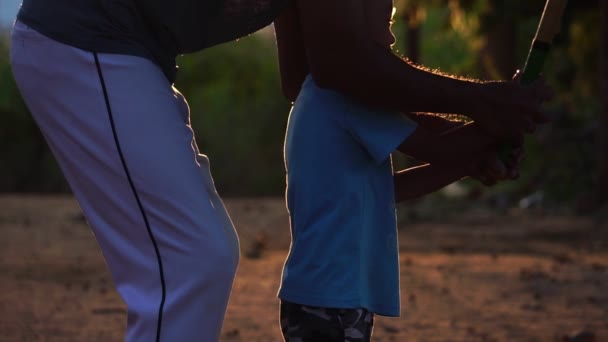 Filmagens Homem Ensinando Menino Jogar Beisebol Campo Durante Pôr Sol — Vídeo de Stock