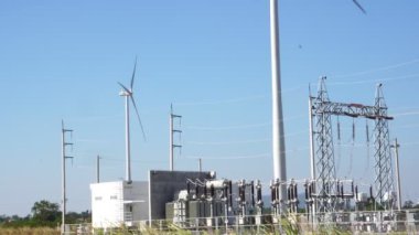 Yel değirmenlerinin ve elektrik jeneratörünün görüntüleri