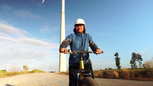 Vrouw Engrineer Helm Rijden Fatbike Buurt Van Het Veld — Stockvideo