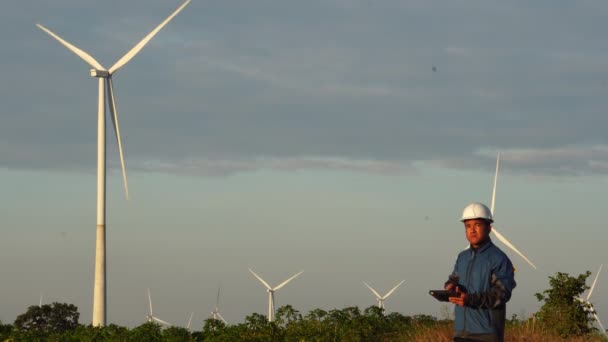 Man Ingenieur Hintergrund Mit Windrädern — Stockvideo