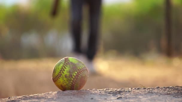 Closeup Optagelser Bolden Jorden Det Varme Lys Spilleren Med Baseball – Stock-video