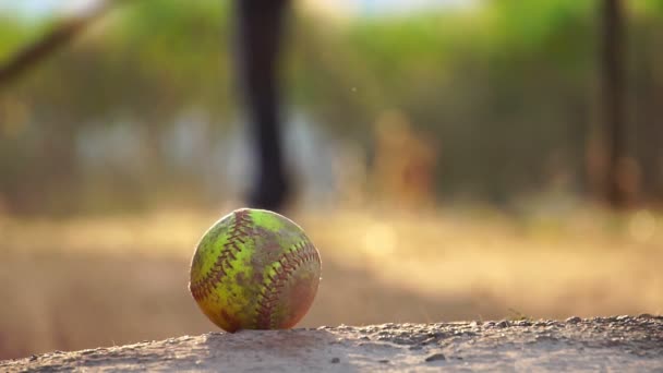 Primer Plano Pelota Suelo Luz Cálida Jugador Con Bate Béisbol — Vídeos de Stock