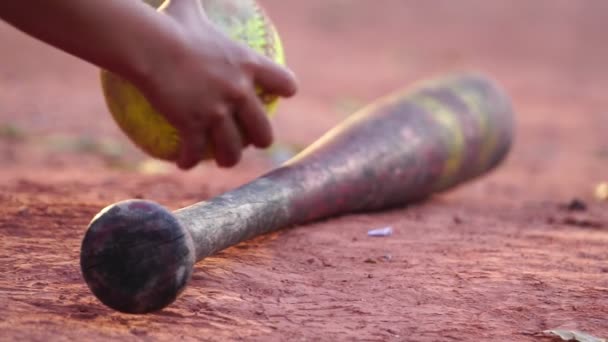 Közeli Felvétel Amerikai Baseball Ütő Labda Földön Meleg Fényben Játékos — Stock videók