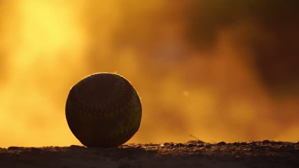 暖かい光の中で地面にあるテニスボールのクローズアップ映像です — ストック動画