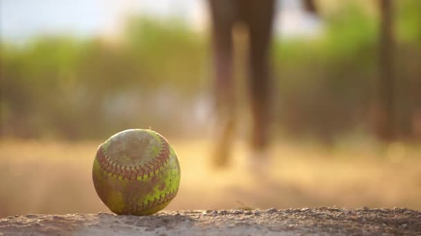 Primer Plano Pelota Suelo Luz Cálida Jugador Con Bate Béisbol — Vídeos de Stock