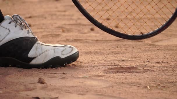 크로켓과 공으로 테니스 선수의 클로즈업 — 비디오