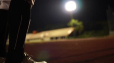 Video Slow Motion: Gece stadyumda futbol topu olan Amerikalı futbolcu 