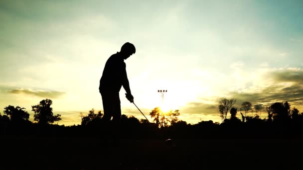 Aufnahmen Von Silhouette Golf Athlet Beim Wunderschönen Sonnenuntergang — Stockvideo