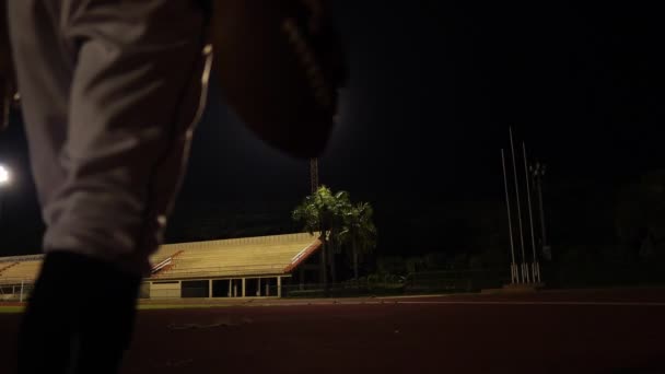 Záznam Slow Motion Americký Fotbalista Fotbalovým Míčem Noci Stadionu — Stock video
