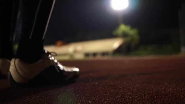 Filmación Cámara Lenta Jugador Fútbol Americano Con Balón Fútbol Noche — Vídeos de Stock