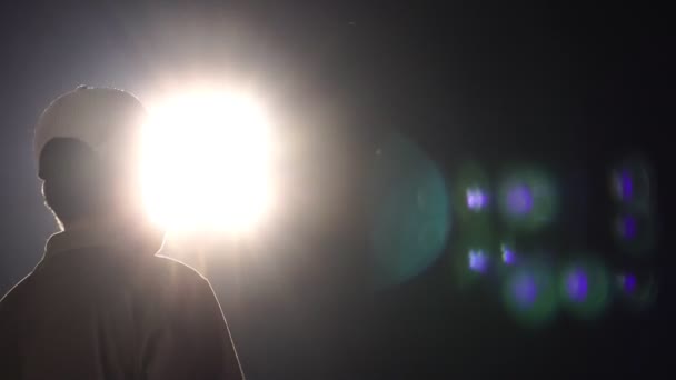 镜头慢动作 美式足球运动员在体育场的夜晚接球 — 图库视频影像