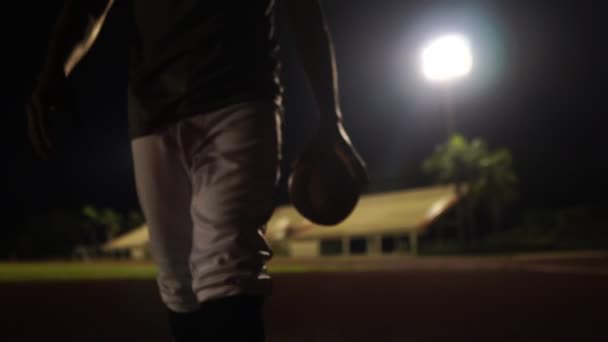 Filmación Cámara Lenta Jugador Fútbol Americano Con Casco Fútbol Noche — Vídeos de Stock