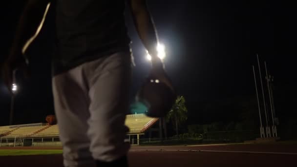 镜头慢动作 美国足球运动员 晚上在体育场拿着足球 — 图库视频影像