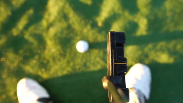 フッテージスローモーション ゴルフクラブとボールのクローズアップビュー — ストック動画