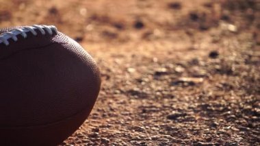 Görüntüler: Amerikan futbol topu yerde. 