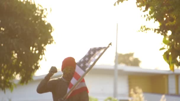 Film Slow Motion Amerikansk Man Håller Amerikansk Flagga Protest Mot — Stockvideo