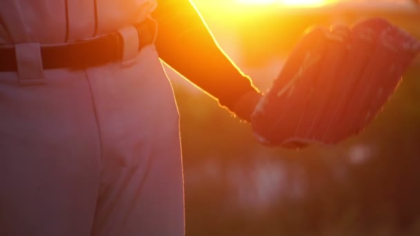 日没時にはグローブとボールで野球選手の動きが遅くなりボールを投げます — ストック動画