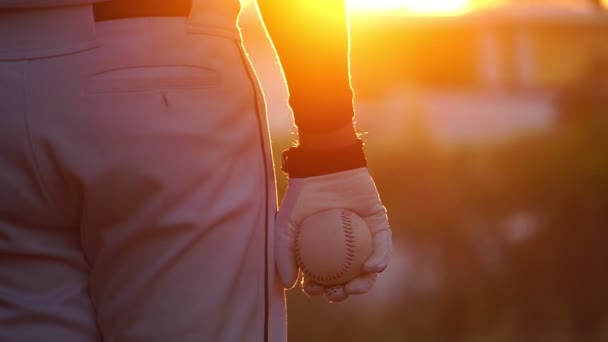 Filmagens Câmera Lenta Jogador Beisebol Com Luva Bola Pôr Sol — Vídeo de Stock