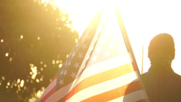 Footage Slow Motion Ένας Αμερικανός Κρατά Αμερικανική Σημαία Ένδειξη Διαμαρτυρίας — Αρχείο Βίντεο