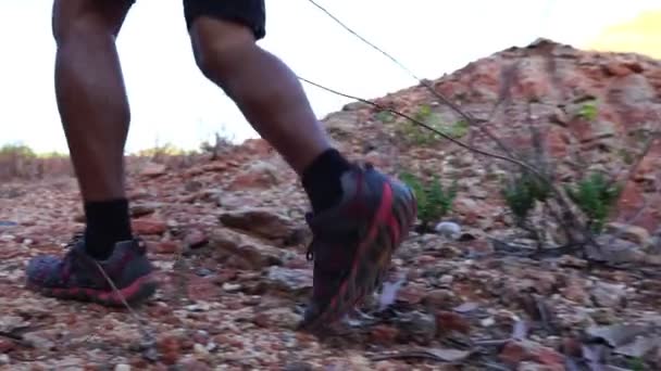 Filmación Slow Motion Hombre Entrenando Las Montañas — Vídeo de stock