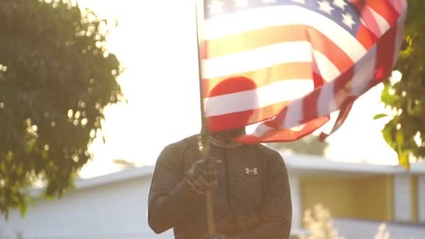 Film Slow Motion Amerikansk Man Håller Amerikansk Flagga Protest Mot — Stockvideo