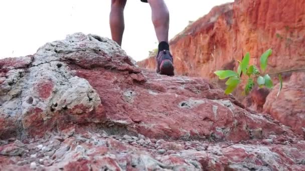 Filmación Slow Motion Hombre Entrenando Las Montañas — Vídeo de stock