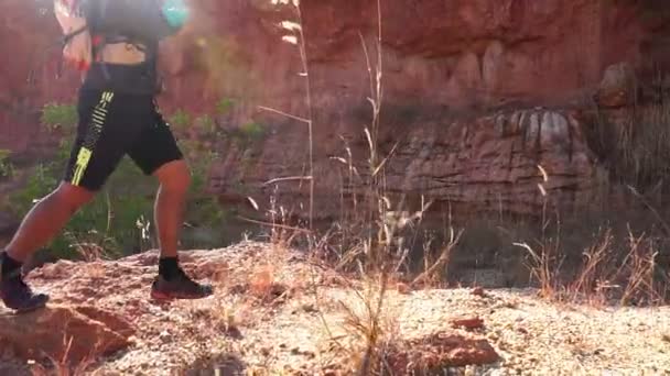 Filmación Slow Motion Hombre Entrenando Las Montañas — Vídeo de stock