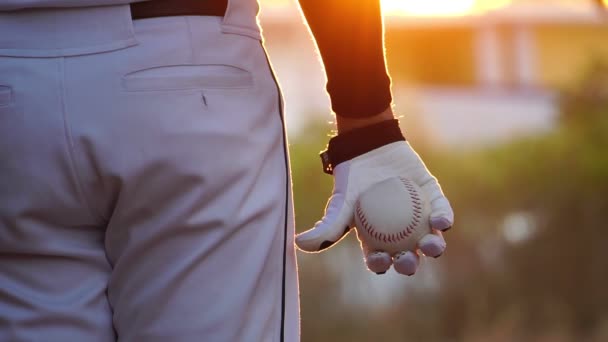 日没時にはグローブとボールで野球選手の動きが遅くなりボールを投げます — ストック動画