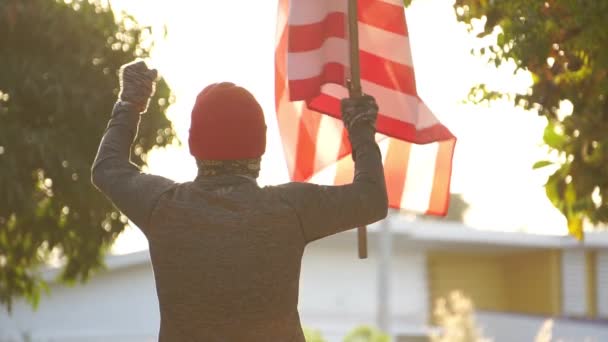 Filmación Cámara Lenta Hombre Estadounidense Sostiene Una Bandera Estadounidense Protesta — Vídeo de stock