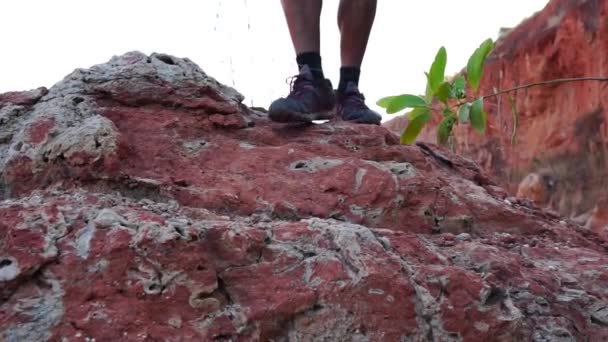 Filmación Slow Motion Hombre Entrenando Las Montañas — Vídeo de stock