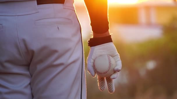 拍摄棒球手在日落时带着手套和球慢动作的镜头 准备抛球 — 图库视频影像