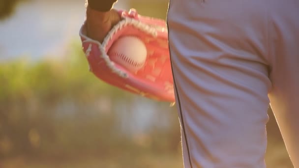 Metraje Cámara Lenta Del Jugador Béisbol Con Guante Pelota Atardecer — Vídeo de stock