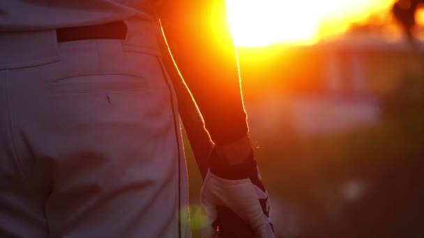 夕暮れ時の野球バットで野球選手の動きが遅くなってボールを打つ — ストック動画