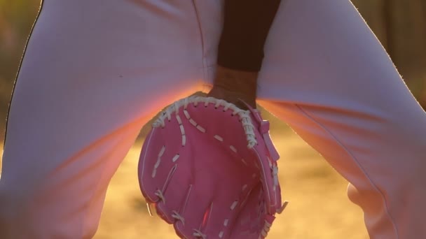 Beelden Slow Motion Van Honkbalspeler Met Handschoen Bij Zonsondergang Gaan — Stockvideo