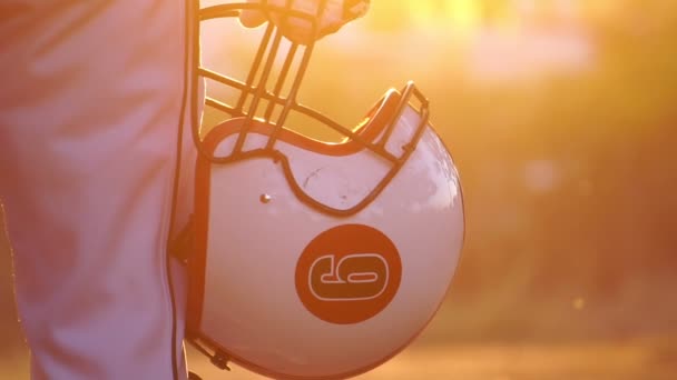 Filmación Cámara Lenta Jugador Fútbol Americano Con Casco Fútbol Atardecer — Vídeos de Stock