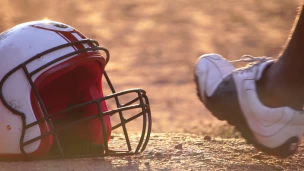 Съемка Медленного Движения Американский Футболист Поднимает Футбольный Шлем Закате — стоковое видео