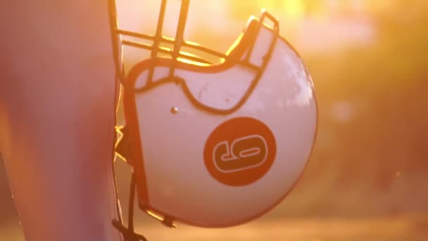 Záznam Pomalý Pohyb Americký Fotbalista Fotbalovou Helmou Při Západu Slunce — Stock video