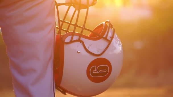 Filmación Cámara Lenta Jugador Fútbol Americano Con Casco Fútbol Atardecer — Vídeos de Stock