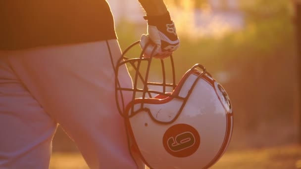 Filmación Cámara Lenta Jugador Fútbol Americano Con Casco Fútbol Atardecer — Vídeo de stock