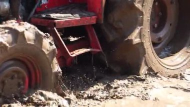Traktör toprağı dövmeye ve tahıl yetiştirmek için suyla karıştırmaya çalışıyordu.